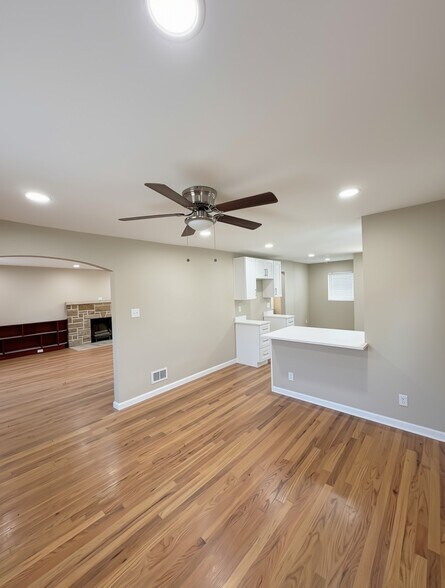 Building Photo - 5125 Highview Dr
