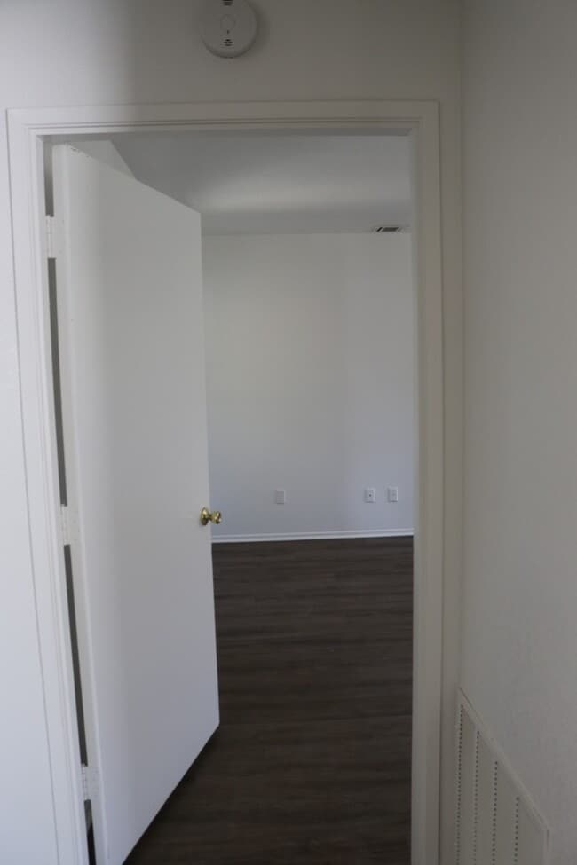Building Photo - 4 bedrooms House for rent