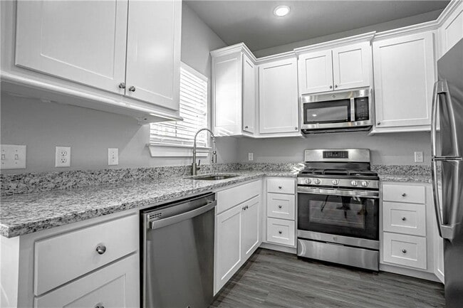 Building Photo - 3101 SW Garrison Ln