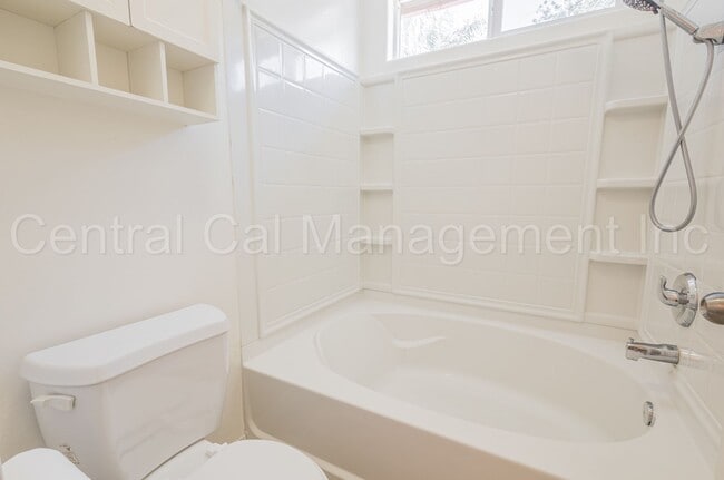 Building Photo - 4 Bedroom/2 Bath Home in Desired Southwest...