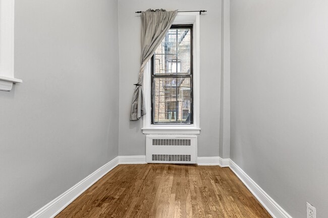 Building Photo - 120 E 83rd St