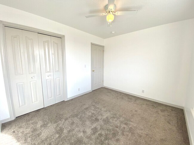 Building Photo - 3 Bed 2 Bath Single Level Home with 3 Car ...