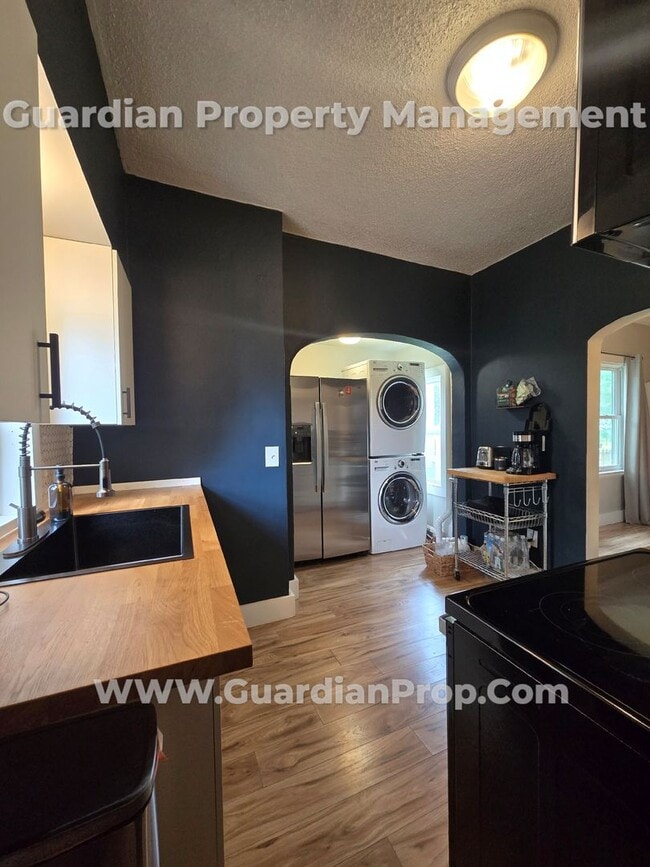 Building Photo - South Minneapolis home with living on the ...