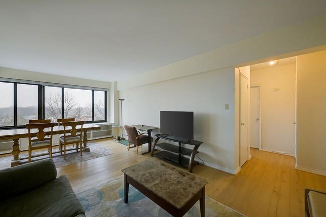 Building Photo - Great 1BR in Cathedral Heights! Fully furnished!