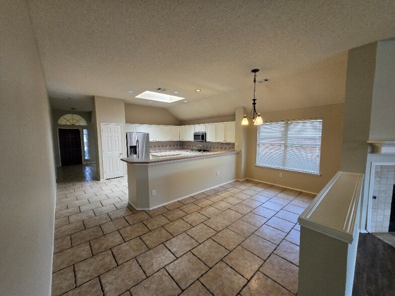 Building Photo - 2820 Golden Meadow Ave