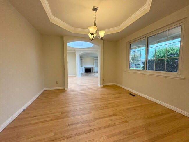 Building Photo - Beautifully Updated 4-Bedroom Home in Prime Mountain View Location!