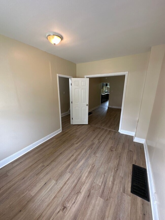 Building Photo - Spacious 4-bedroom uptown Harrisburg