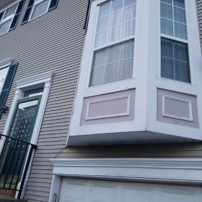 Building Photo - 20 Ashby Ln