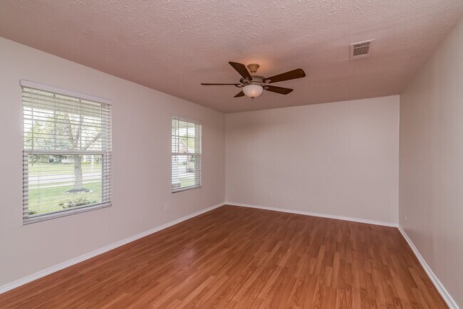 Building Photo - 5723 Roxbury Dr