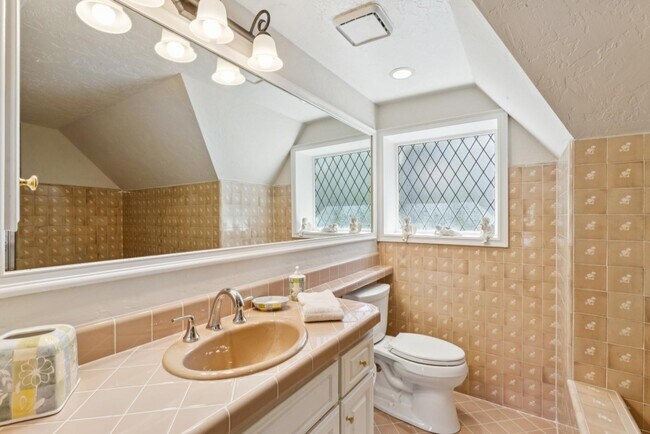 Building Photo - 716 Oak Point