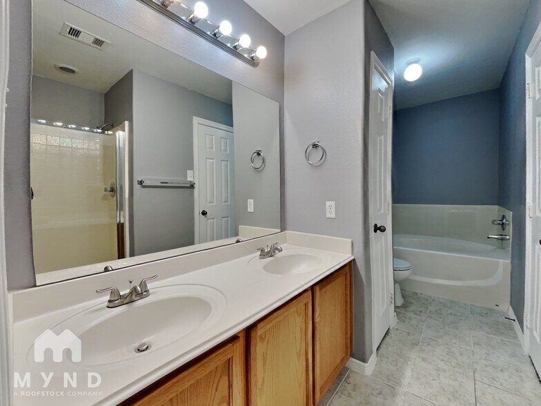 Building Photo - 1815 Sherwood Forest Cir