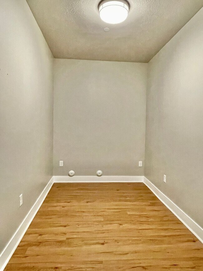 Building Photo - Space Efficient 1 Bedroom Condo