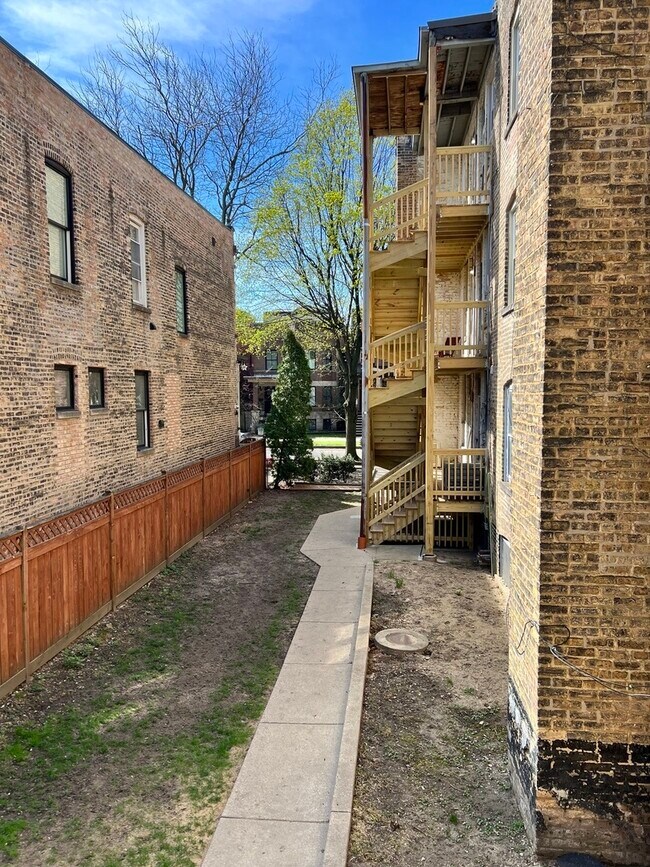 Building Photo - 3701 N Hoyne Ave
