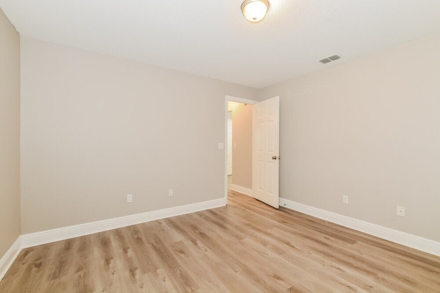 Building Photo - 424 Lancers Dr