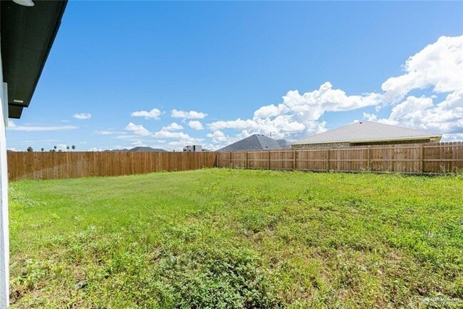 Building Photo - 16 Country Club Dr