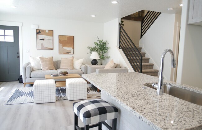 Building Photo - 421 E 200 N