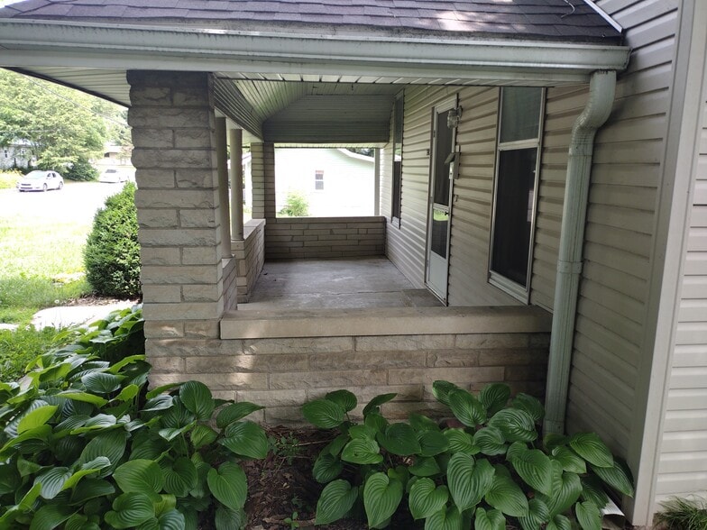 Building Photo - 705 W 13th St