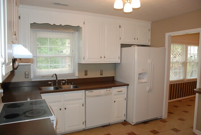 Building Photo - 3 Bedroom, 2.5 bath house in Newport News-Bernard Village