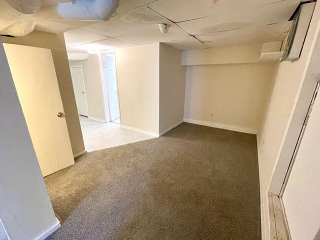 Building Photo - 1 Bedroom Apartment Downtown w/ Bonus Room - Utilities Included!