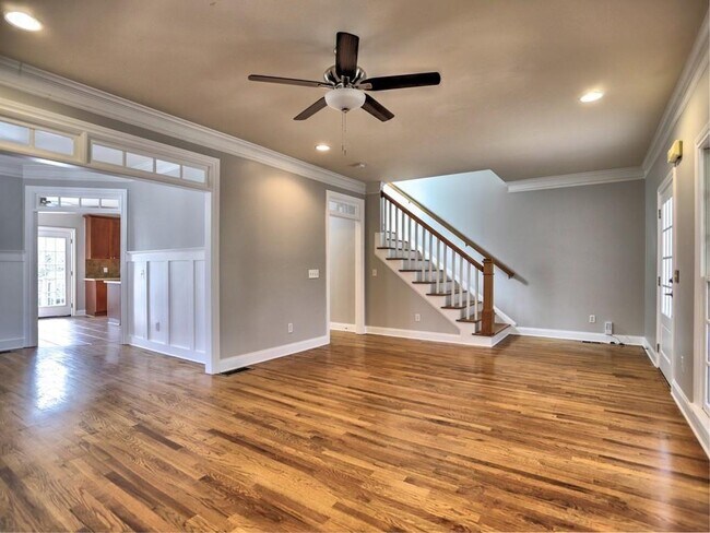 Building Photo - 975 Odessa Dr