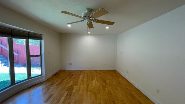 Building Photo - Martinez! Beautiful 5 bedroom 3.5 bathroom...