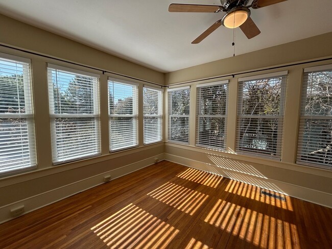 Building Photo - Central - Beautifully Restored and Updated Apartment