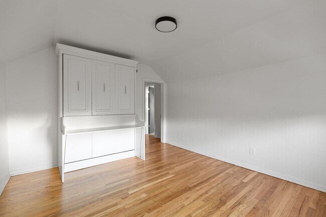 Building Photo - Pendleton Heights 4BR—Updated Historic Cha...