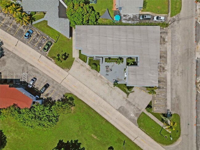 Building Photo - 114 SE 8th St