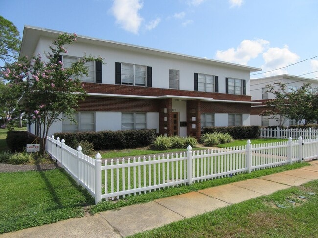 Building Photo - 807 Cherry St