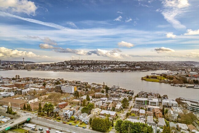 Building Photo - 1 Bedroom 1 Bathroom Eastlake Condo W/ Stunning Views