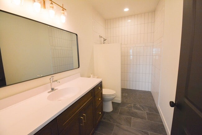 Building Photo - Luxury Country Side Living: 4 bed 3 bed St...