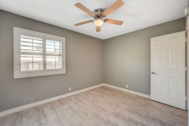 Building Photo - GATED COMMUNITY CONDO WITH BRAND NEW UPGRA...