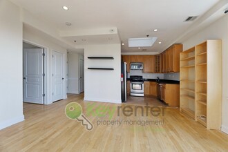Building Photo - Top-Floor 2BR/2BA Condo with NYC Views + P...