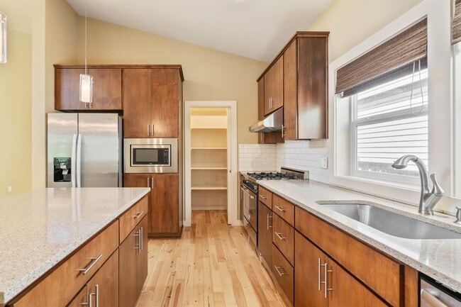 Building Photo - Beautiful 3-bdrm/2.5-bath in Beaumont-Wils...