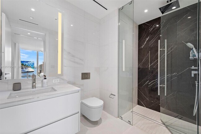 Building Photo - 300 Biscayne Blvd Way