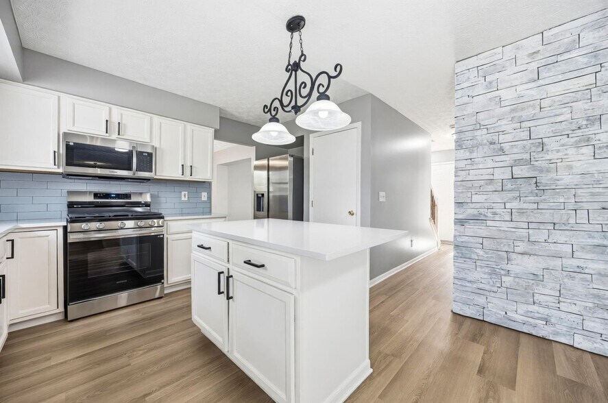 Building Photo - 3033 Jamestown Dr