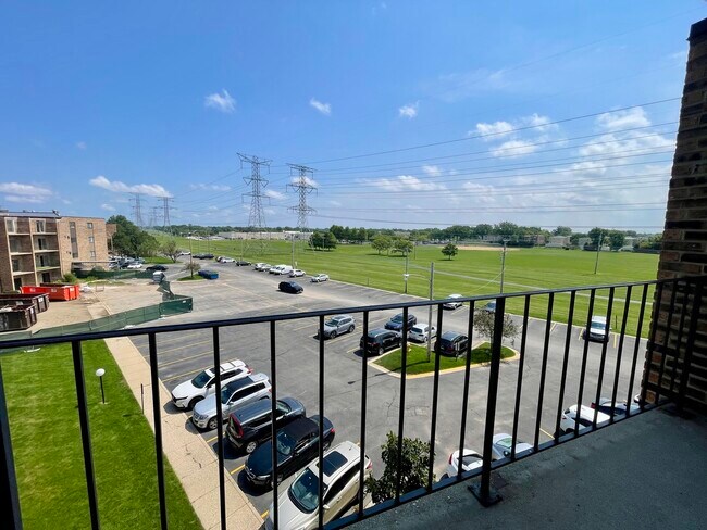 Building Photo - 725 W Huntington Commons Rd