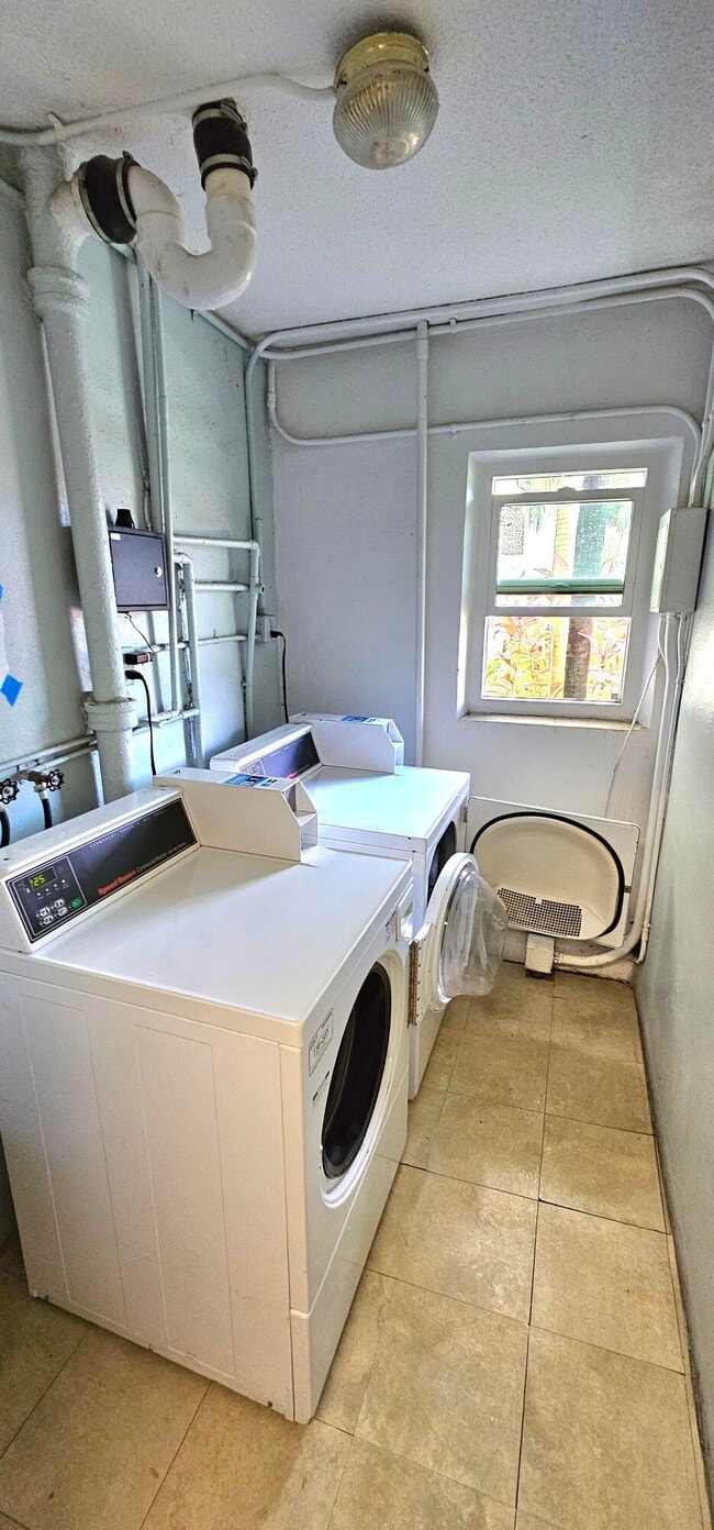 Building Photo - 230 Columbia Dr