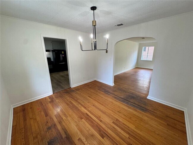 Building Photo - 713 Iris Ave