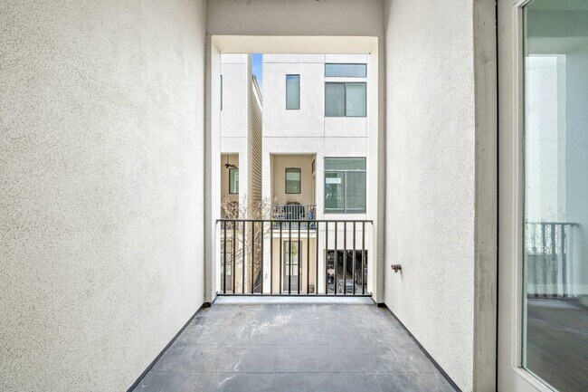 Building Photo - 714 E 20th St