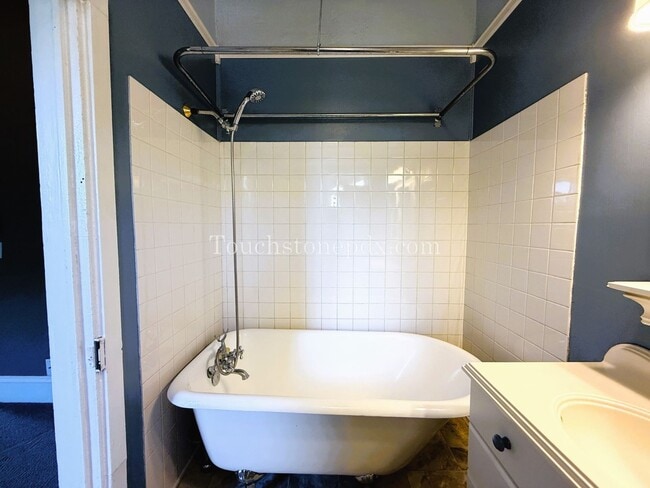 Building Photo - Contemporary 2 BD | 1 BA Home w/ Private B...