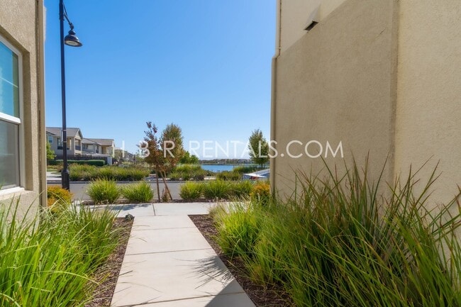 Building Photo - 1609 Marina Dr