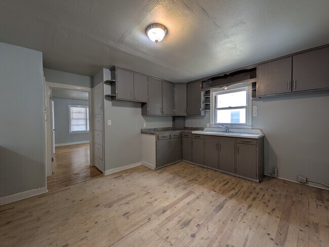 Building Photo - 327 G St NE