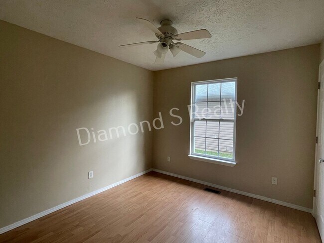 Building Photo - 3 Bedroom Duplex Available!