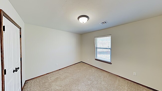 Building Photo - Very Nice 4 Bedroom 2 Bath Home in Yukon Schools