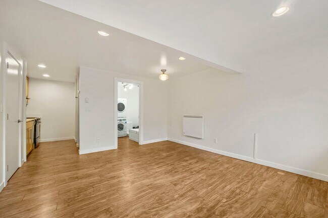 Building Photo - 422 W Raye St