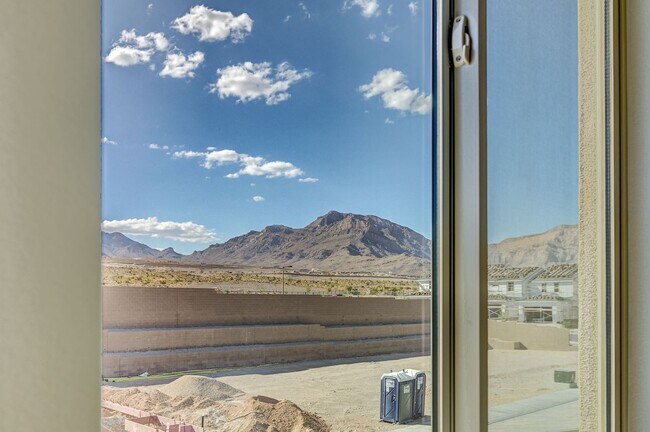 Building Photo - Stunning Summerlin townhome! 2 car garage!