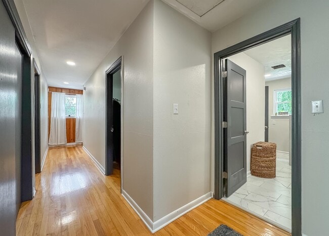 Building Photo - 1044 Seminole Dr