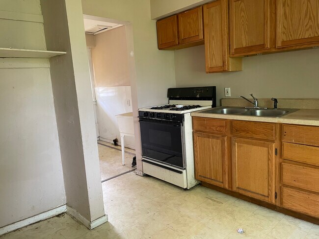 Building Photo - 32609 Montcalm St