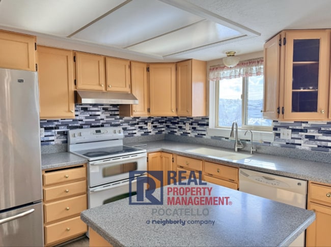 Building Photo - 4 bed 3 bath home - 2 car garage - pet friendly